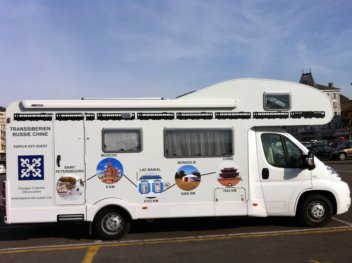 le wagon d'espace est ouest
